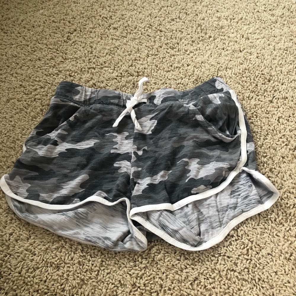 Girls grey Camo shorts